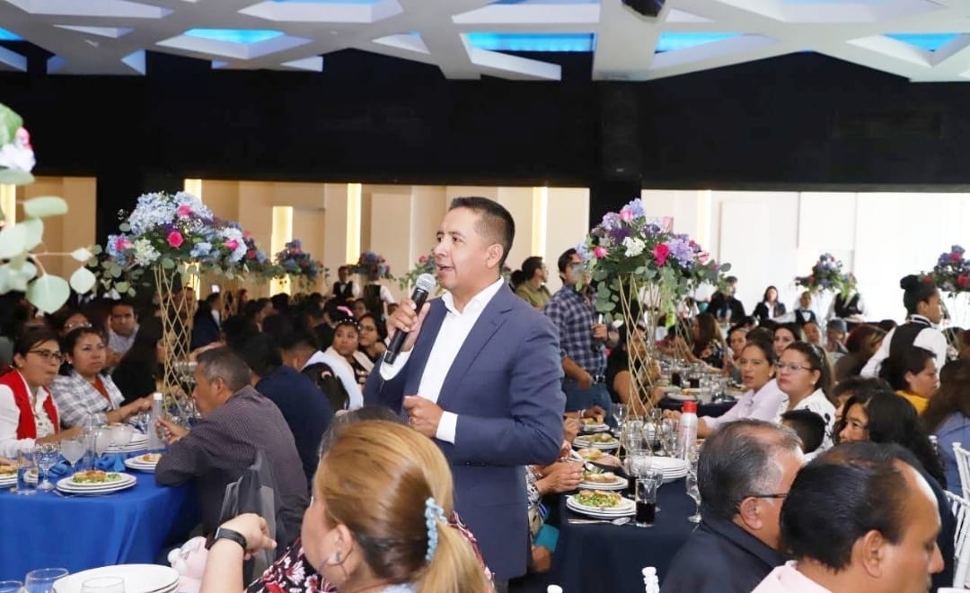 Festeja Mundo Tlatehui a mil 200 maestras y maestros de San Andrés Cholula