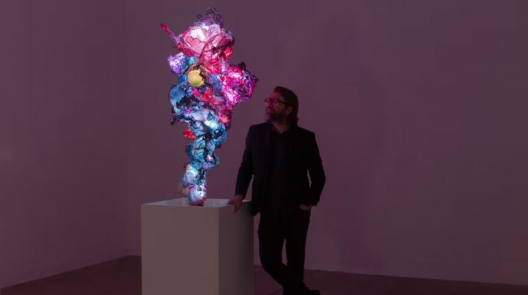 Artista hace esculturas vivientes con algas que respiran CO2 