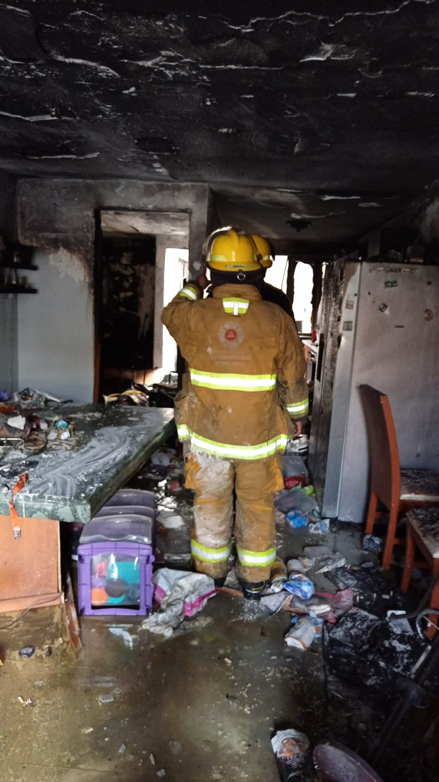 Bomberos de San Pedro sofocan incendio en vivienda de Santa Bárbara Almoloya tras acumulación de gas 