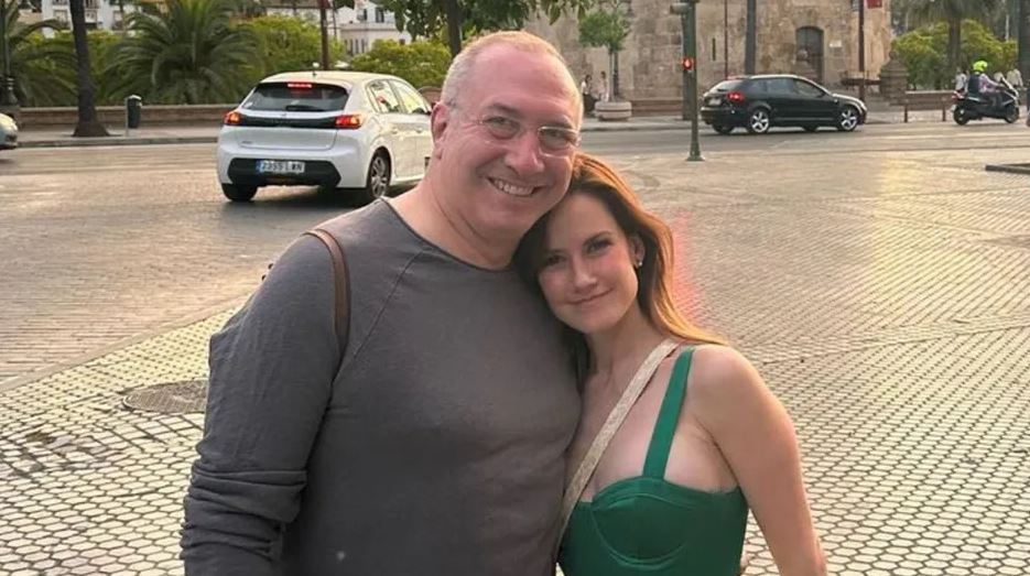 "Parece su abuelo": Altair Jarabo muestra vacaciones con su esposo pero desata criticas en redes (Fotos)