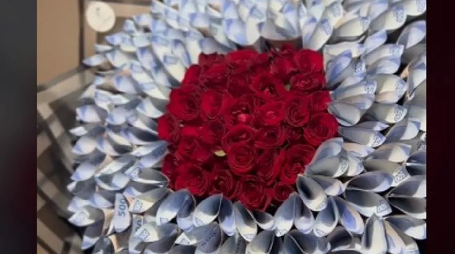 ¿Cuánto dinero lleva? Florería hace "ramo buchón de billetes" y se vuelve viral tras decir cuanto lleva (Vídeo)