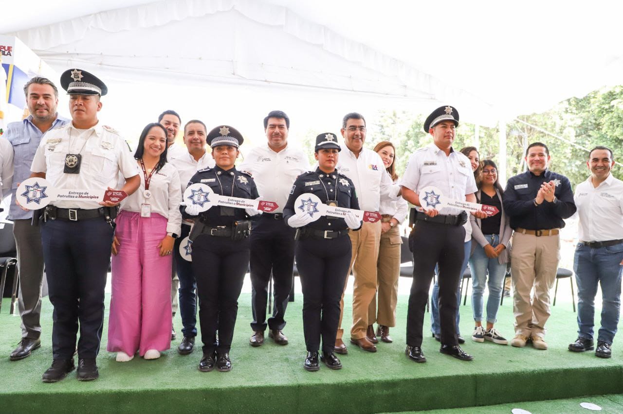 Entrega gobernador de Puebla y Mundo Tlatehui, apoyos a mujeres sanandreseñas