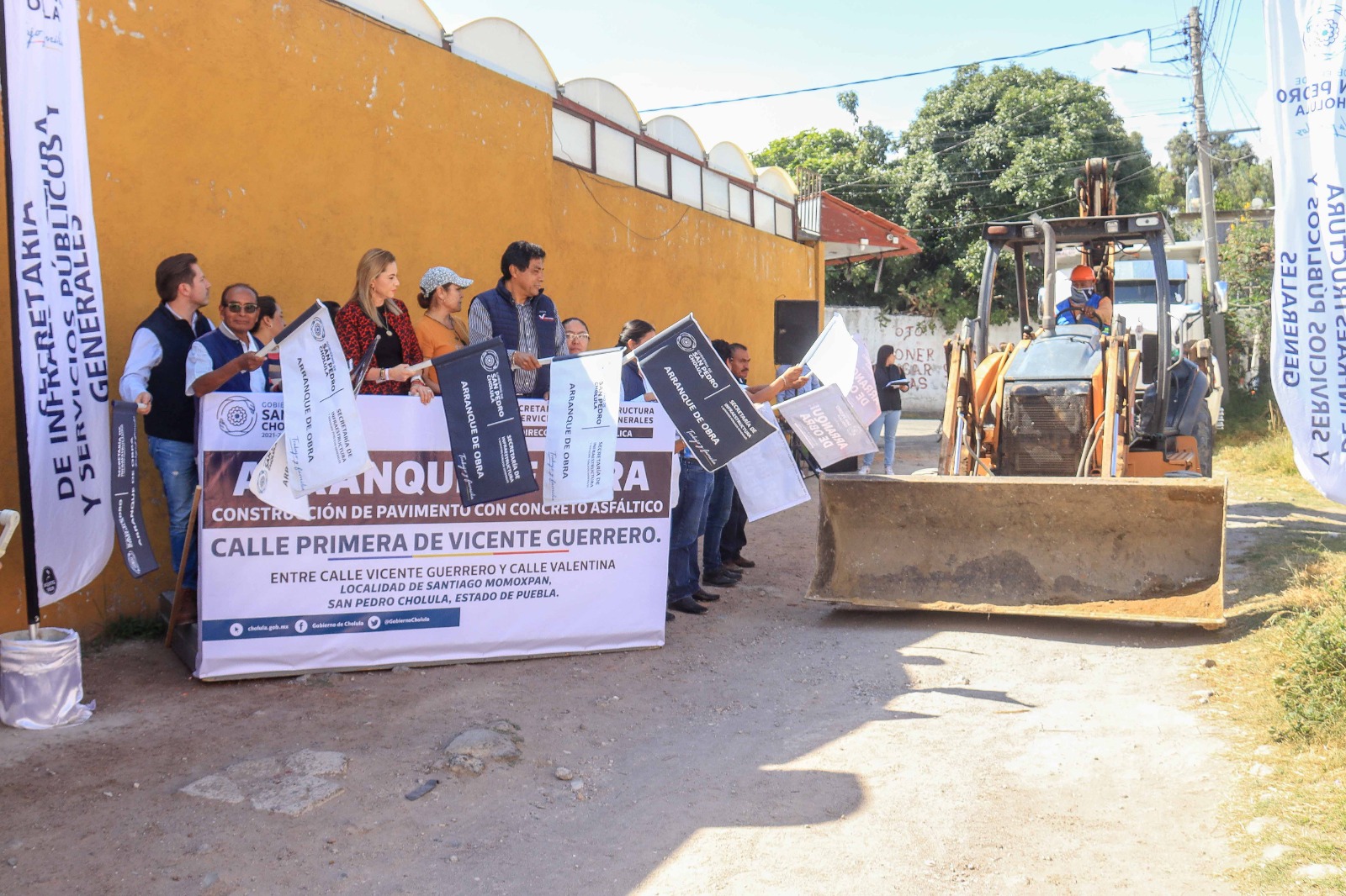 Paola Angon atiende las necesidades de las familias, con el inicio de obra de la calle Primera de Vicente Guerrero 