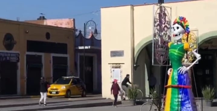 San Pedro Cholula se llena de vida con la llegada de Calaveras Gigantes para el Día de Muertos