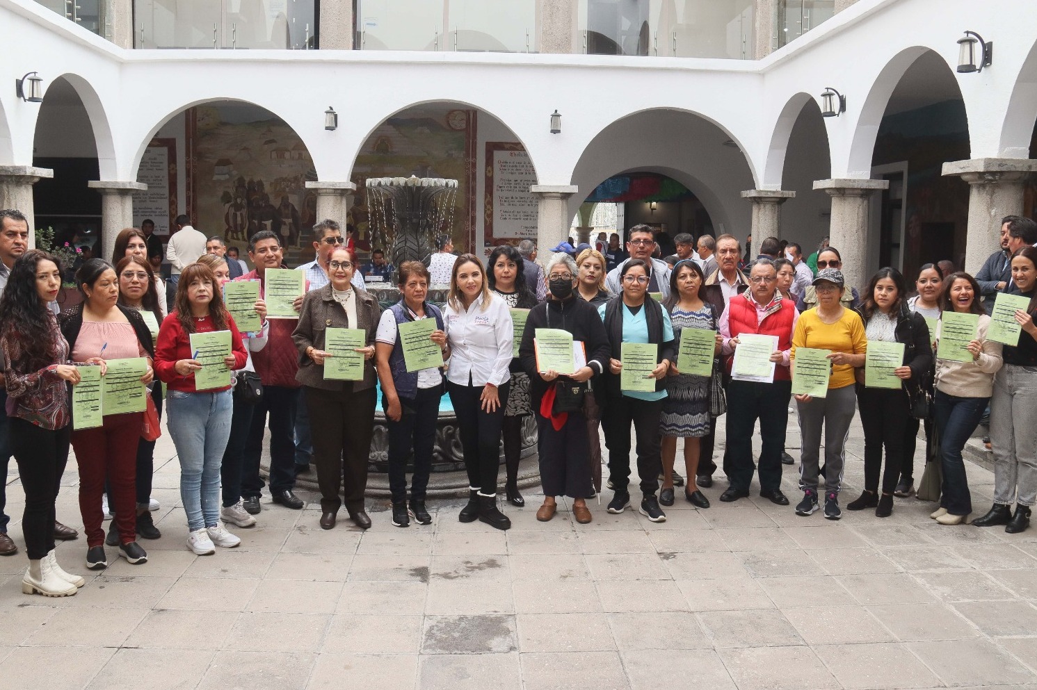 Paola Angon formaliza entrega de terreno para la construcción de Telebachillerato en Zacapechpan