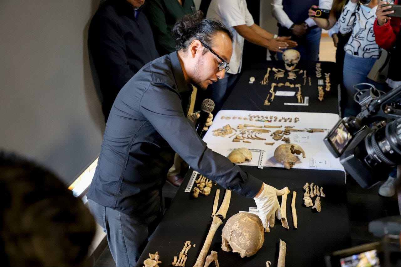 Presentan vestigios arqueológicos hallados en las obras de rehabilitación de calles en el centro de San Andrés Cholula  