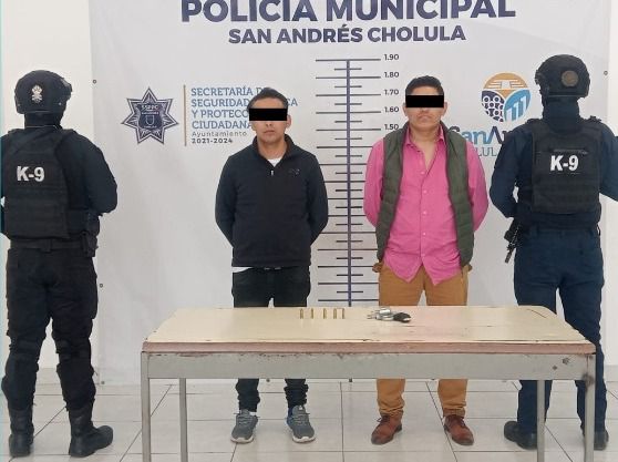 Tras persecución, policía de San Andrés Cholula asegura a dos probables responsables de robo de vehículo y negocio