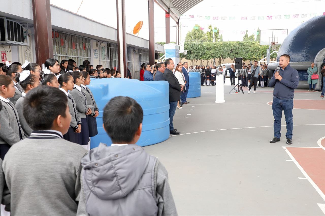 Beneficia Mundo Tlatehui a tres escuelas del municipio con cisternas de captación de agua de lluvia
