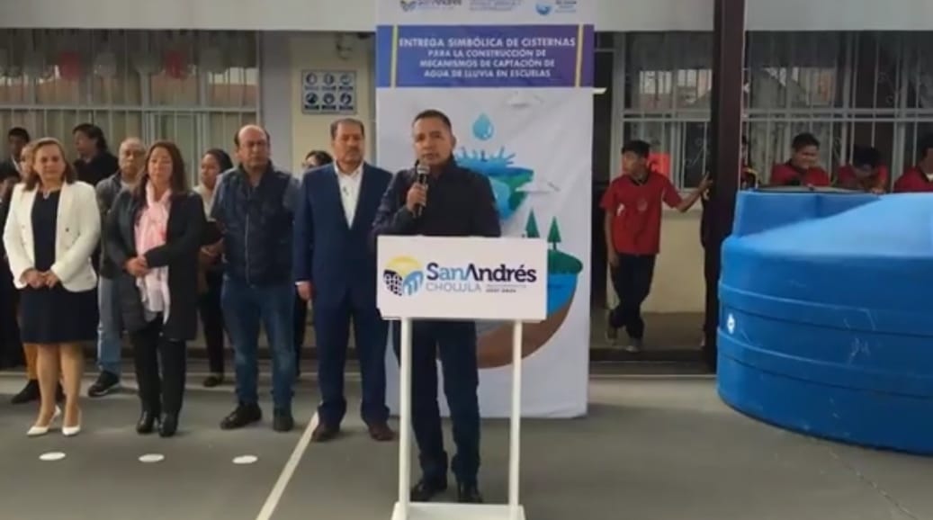 Entrega Edmundo Tlatehui cisternas captadoras de aguas pluviales a instituciones educativas 