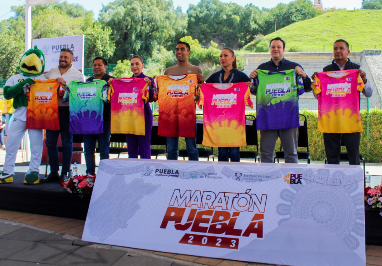 Presentan la medalla y playera conmemorativa del "Maratón Puebla 2023”
