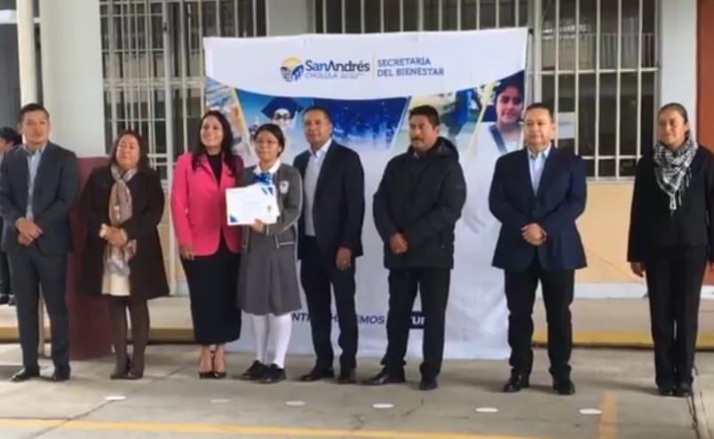 Edmundo Tlatehui encabeza ceremonia cívica en Bachillerato de San Luis Tehuiloyocan