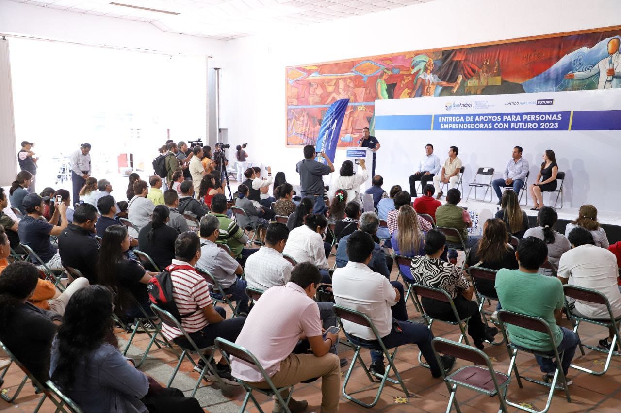 Entrega Mundo Tlatehui apoyos económicos a personas emprendedoras del municipio