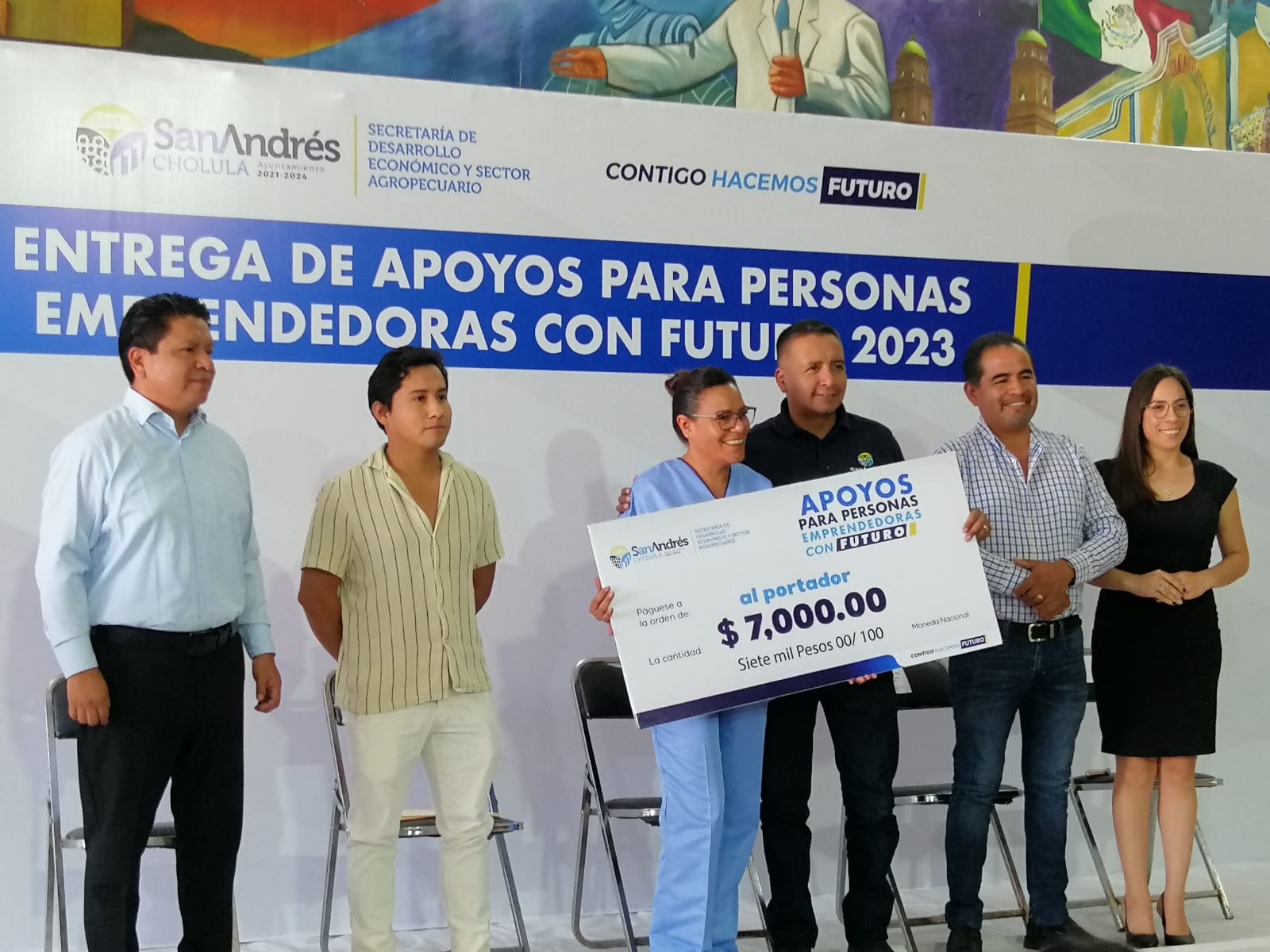 Edmundo Tlatehui entrega apoyos a 66 emprendedores para impulsar la economía local