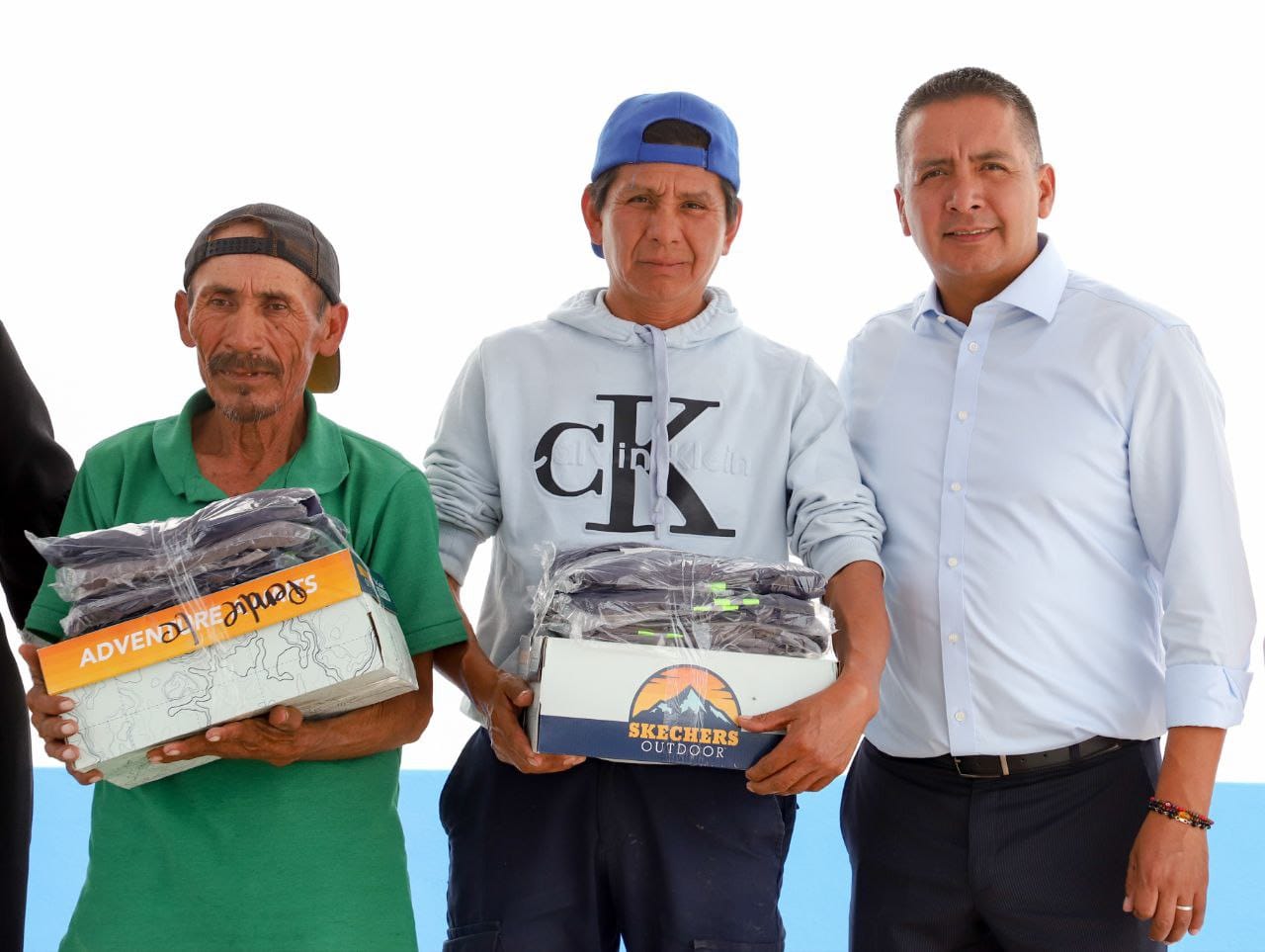 Entrega Mundo Tlatehui uniformes a personal de la Secretaría de Servicios Públicos