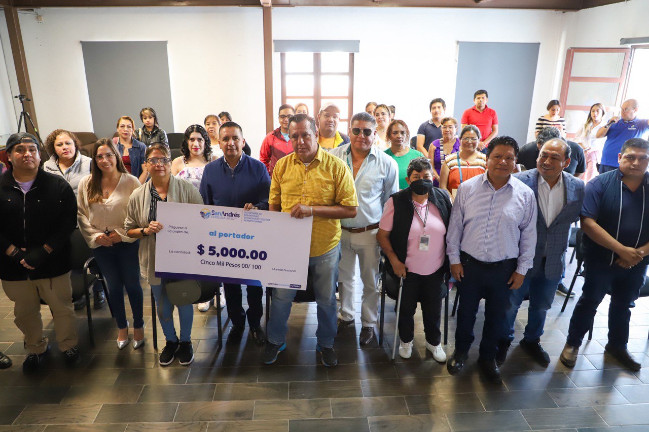 Entrega Mundo Tlatehui apoyos económicos para Comerciantes con Futuro de la Avenida Polux Oriente