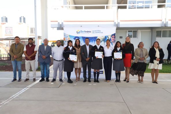 Edmundo Tlatehui reconoce a alumnos destacados en el Bachillerato Digital 4