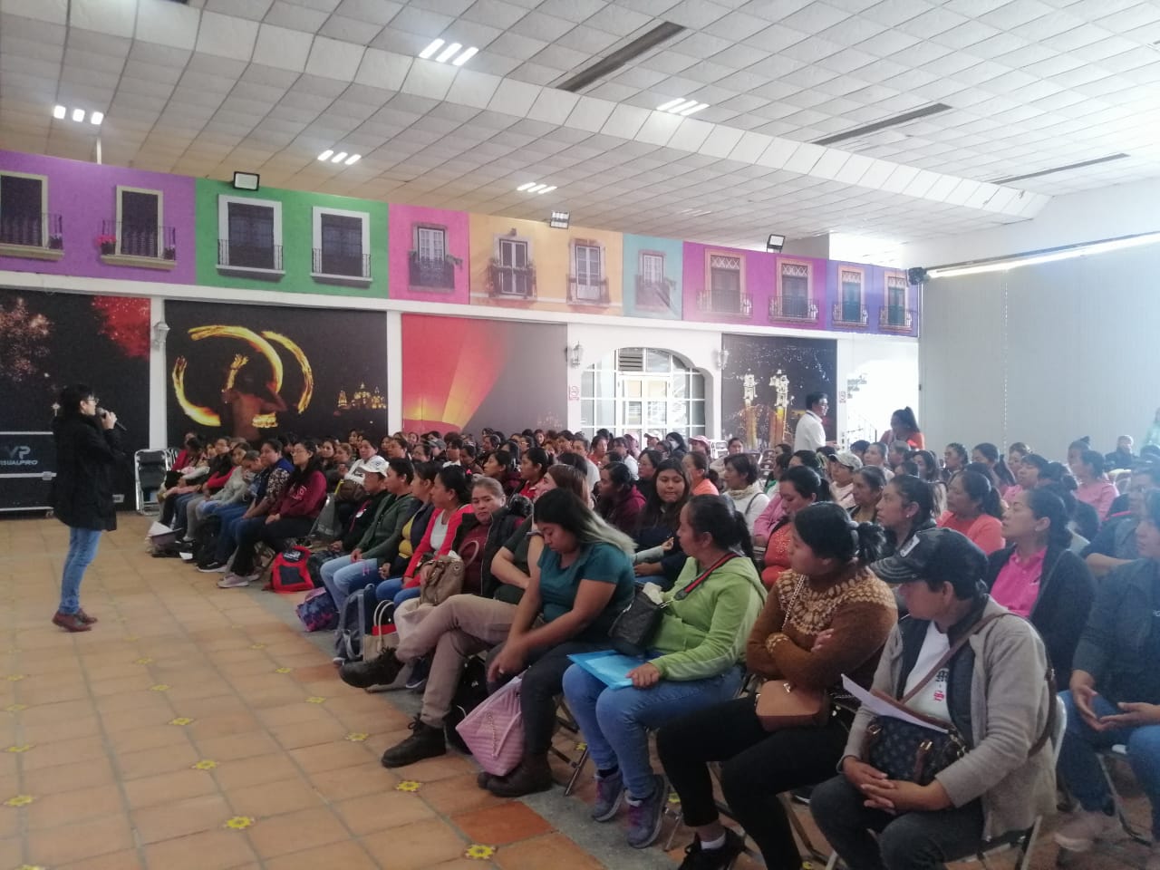 Participan más de un centenar de mujeres emprendedoras en taller de “Mujeres Trabajadoras con Futuro”