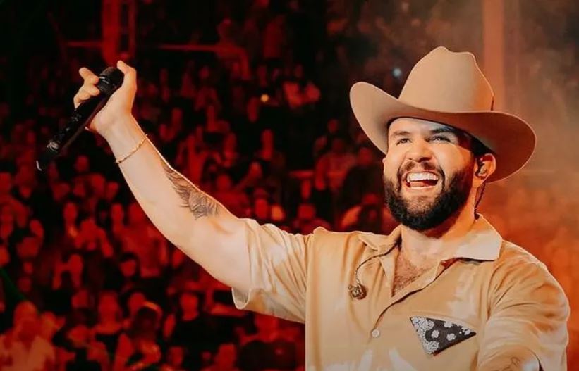 Carín León admite ha consumido "de todo" para dar una mejor experiencia a su público