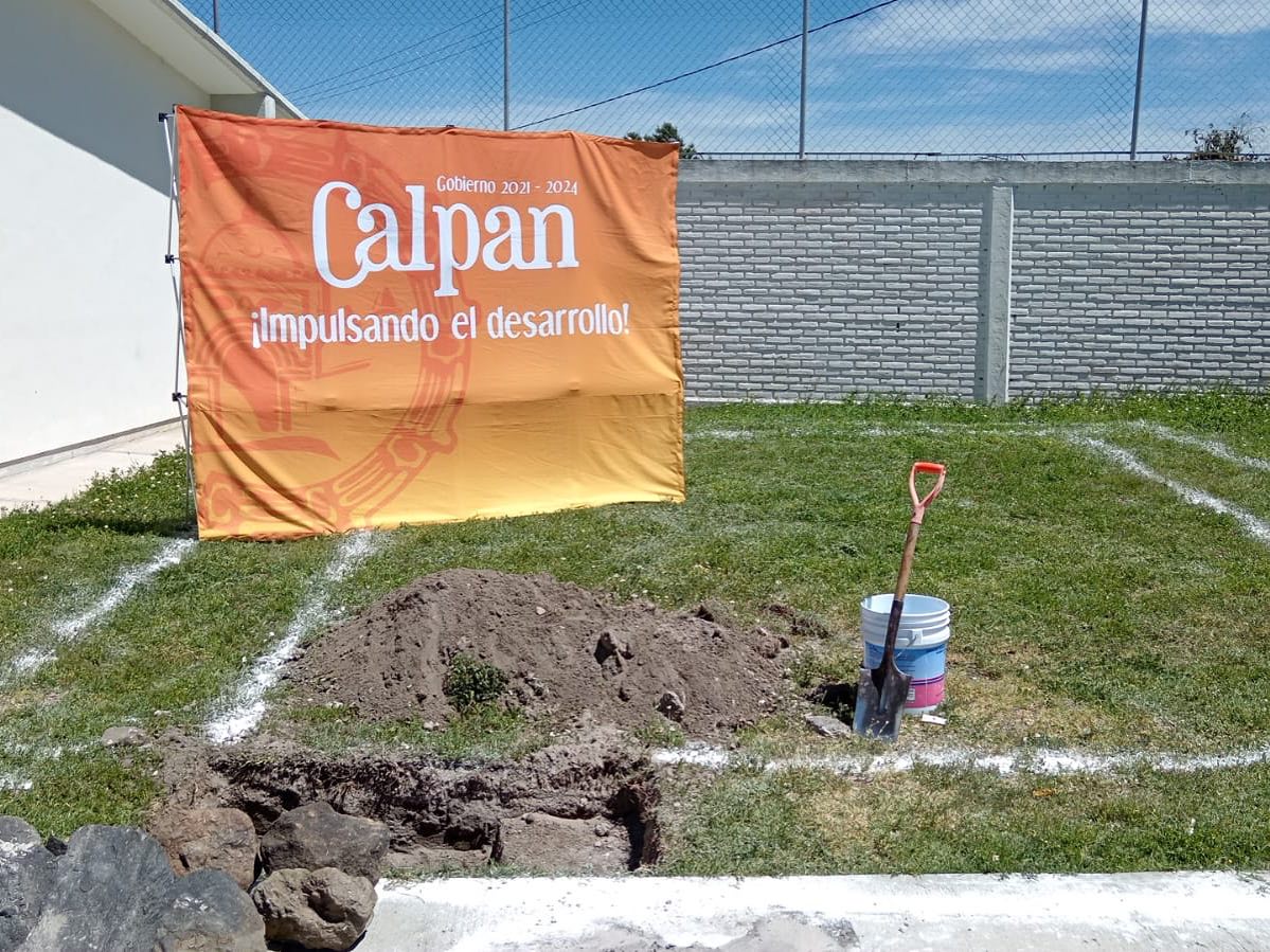 Da banderazo de inicio a construcción de aula en Primaria Cuauhtémoc, el presidente municipal de Calpan