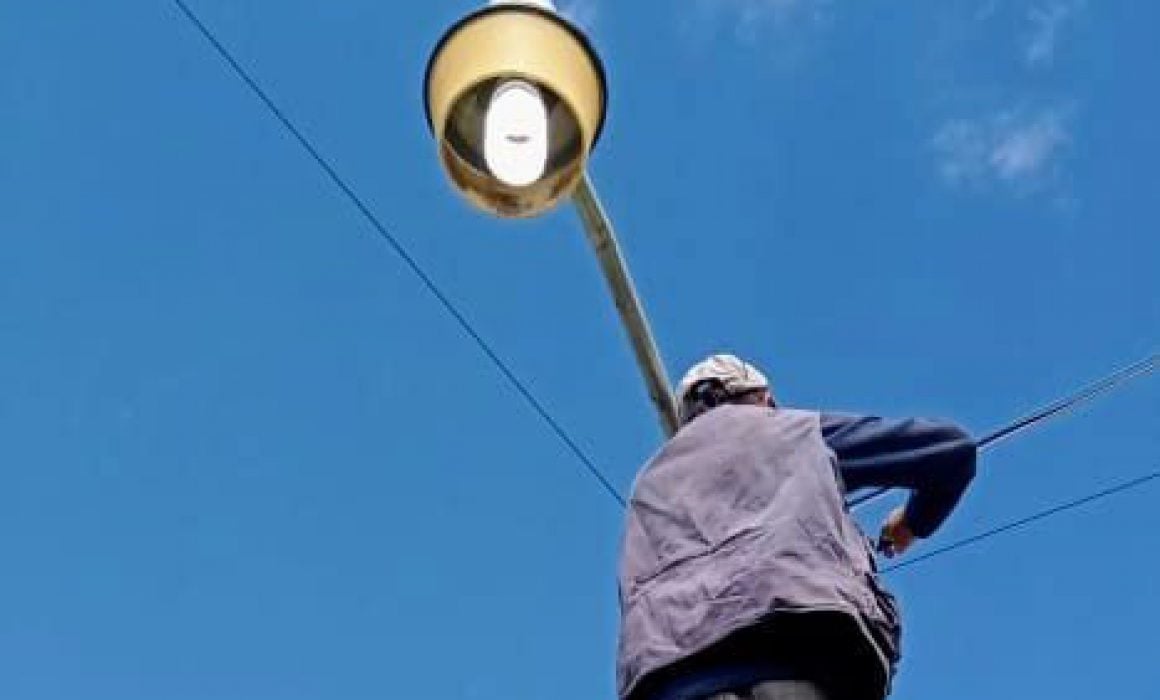 Continua Apetatitlán con mejoramiento de alumbrado público