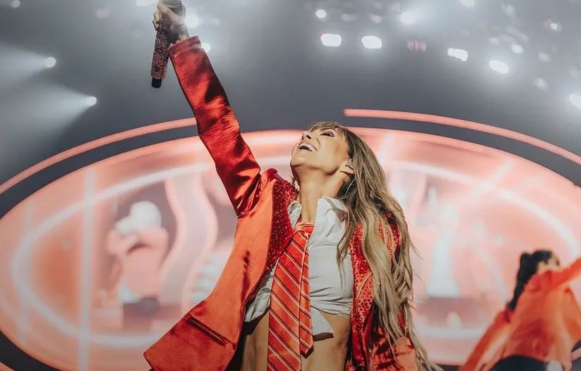 Golpean a Anahí en la cara con objeto arrojado por fan durante concierto de RBD (Vídeo)