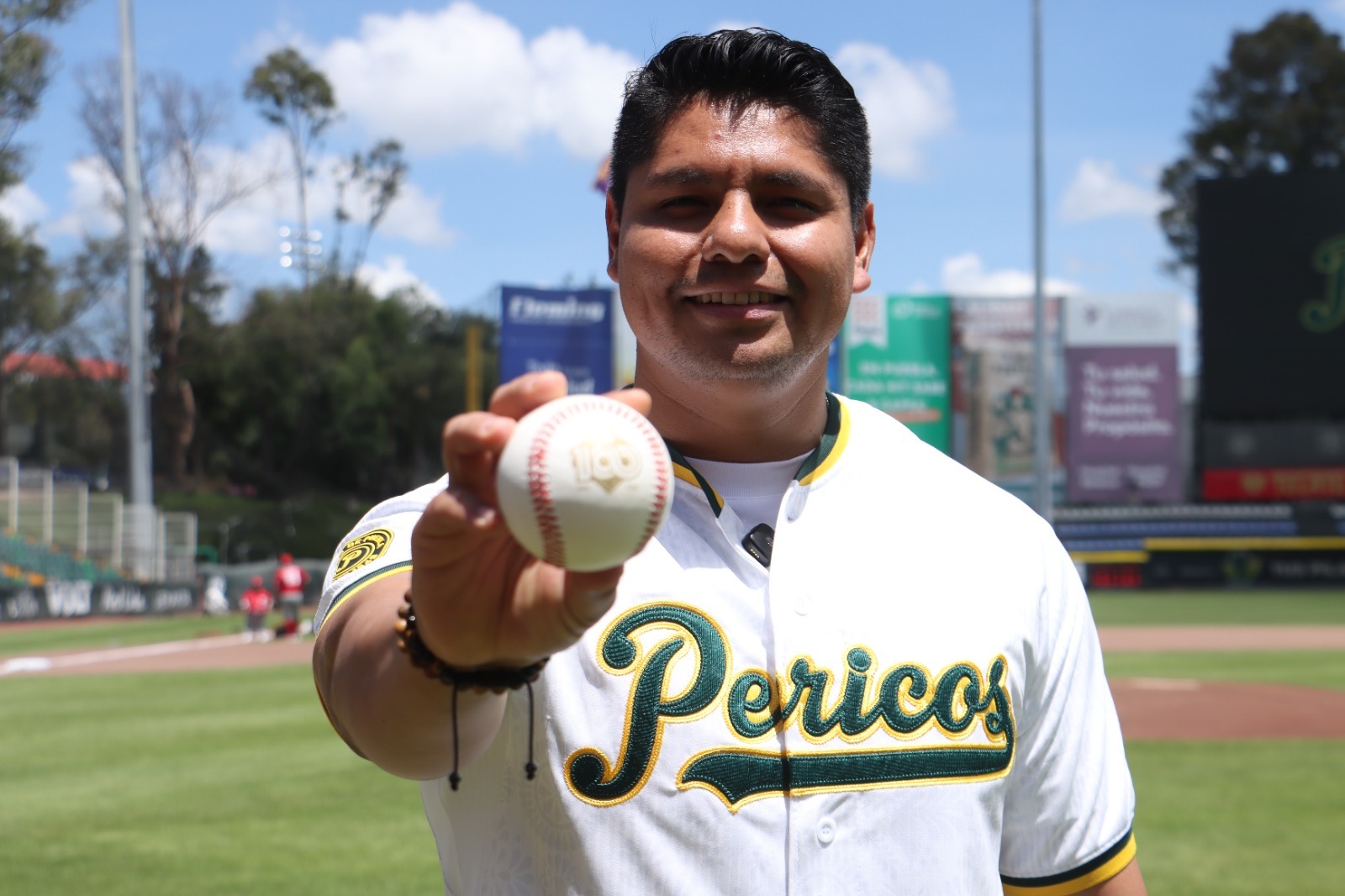 Omar Muñoz realiza lanzamiento inaugural en encuentro entre Pericos de Puebla y Toros de Tijuana