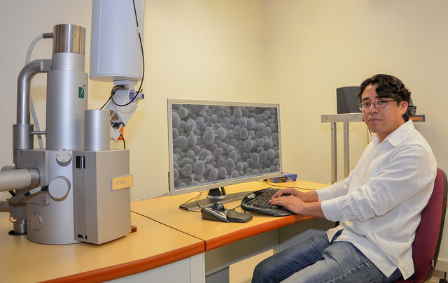 Egresado UDLAP recibe premio Walter Kohn 2018