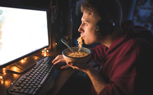 ¿Sabes cuáles son los riesgos de comer tarde o a deshoras?