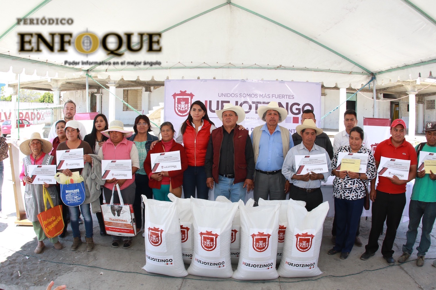 Angélica Alvarado entrega insumos para el campo