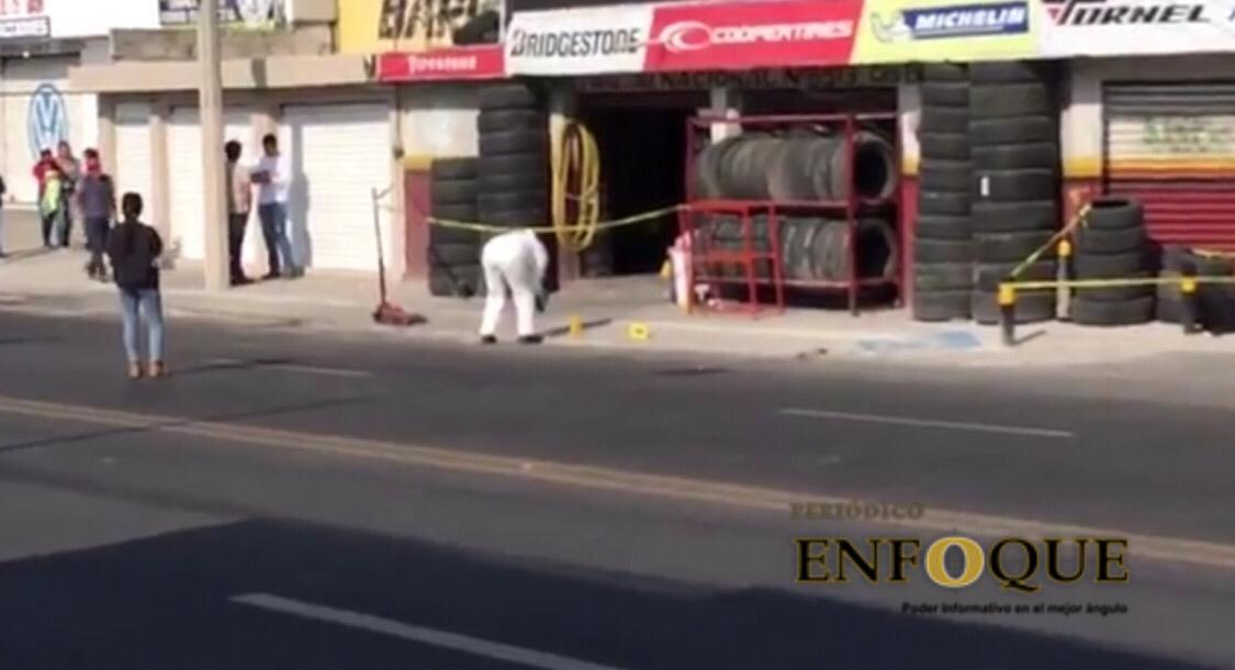 Hombres entran a talacheria y ejecutan a un hombre