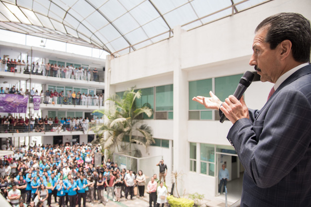 Presenta Esparza Ortiz plataforma Access Medicina