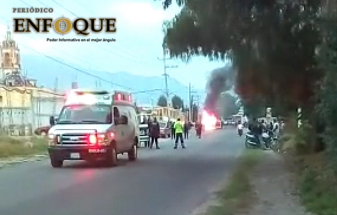 Pobladores de San Gregorio Aztotoacan incendian patrulla, porque elementos de seguridad evitan un linchamiento 