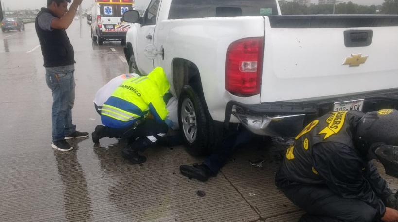 Motociclista fallece al impactarse contra un vehículo en Periférico Ecológico