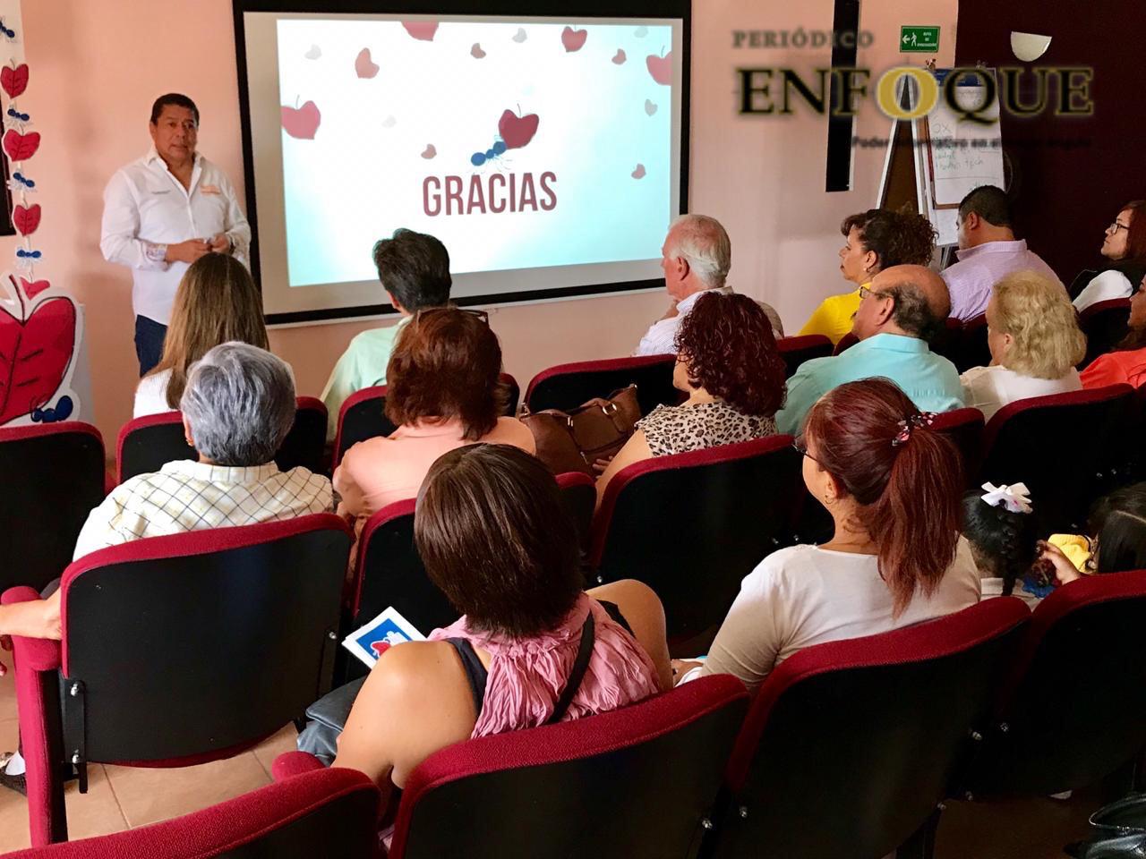 SNTE 51 ayuda a los niños con cáncer, entrega apoyo a Fundación UNE