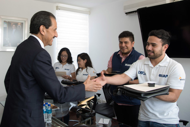 Esparza Ortiz entrega reconocimientos a alumnos ganadores de la Competencia Nacional Enactus