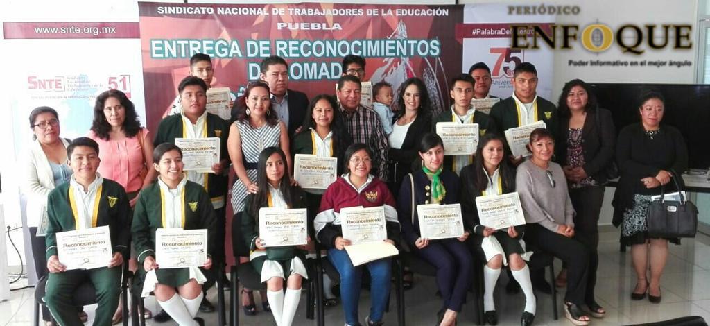 SNTE 51 beca a alumnos para mejorar su proceso profesional 