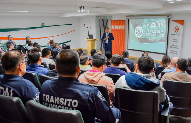 Imparte fiscal general del Estado de Puebla conferencia en la UDLAP