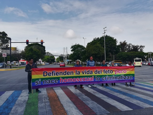Con flores, integrantes de APPS promueven la reconciliación 