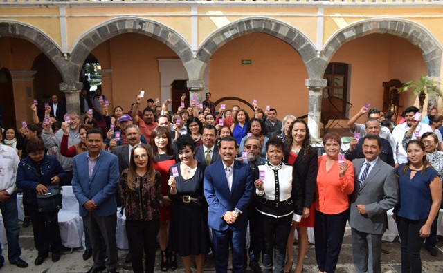  San Pedro Cholula, Pue. El presidente municipal, Luis Alberto Arriaga Lila  tomó protesta a integrantes de 17 nuevos Comités de Participación Ciudadana, de barrios y juntas auxiliares, para que sean el conducto directo de necesidades, problemáticas y acciones que se requieran en su comunidad.   “Hoy estamos en un tema de participación ciudadana, los gobiernos, especialmente los municipales no podemos solos, y tenemos primero nosotros, como parte de un gobierno, que asumir esa responsabilidad, y no como antes se hacía entender que los presidentes municipales y quienes conformaban las presidencias municipales eran todólogos o expertos en casi todo”, dijo Arriaga Lila.  En ese sentido, el alcalde cholulteca  aplaudió la disposición e interés de cada uno de los ciudadanos que integran los nuevos comités para sumar esfuerzos para mejorar el entorno ya que el gobierno “no solo es el presidente municipal, no solamente son sus regidores, el gobierno somos todos”.   Agregó que San Pedro Cholula puede y debe ser el municipio más seguro del estado, y esto será posible gracias a las estrategias implementadas por parte de la Secretaría de Seguridad Ciudadana, como la instalación de 74 puntos de vigilancia en la cabecera municipal y juntas auxiliares, además del apoyo de estos consejos ciudadanos.   “Somos más los que queremos retomar esa paz en la cual vivimos en determinado momento, y poder dejar que nuestros hijos puedan salir a la calle sin ningún problema. Si no nos unimos como ciudadanos, si no denunciamos que algo malo está pasando en algún lugar, nos van a seguir pasando cosas malas. Tenemos que ser solidarios”, expuso Arriaga Lila.   Finalmente, reiteró que el municipio es actualmente el más transparente de todo el estado, de acuerdo a las más recientes estadísticas del Instituto de Transparencia, Acceso a la Información Pública y Protección de Datos Personales del Estado de Puebla, y gracias a este nombramiento, la sociedad tiene certeza de las acciones que se realizan, generando una mayor confianza.