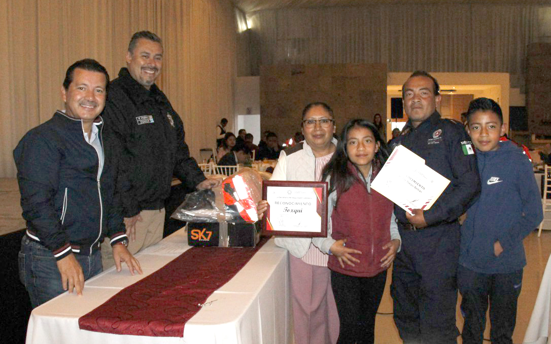 Equipa gobierno de San Pedro Cholula a bomberos en su día