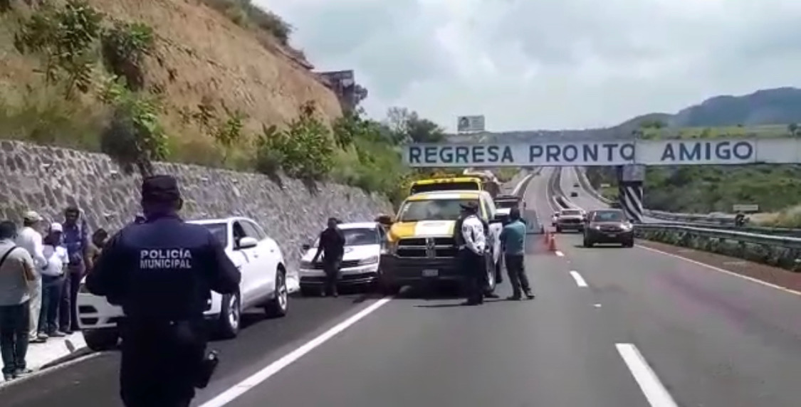 Encuentran cuerpo de un sujeto en la Vía Atlixcáyotl, junto a su camioneta de lujo 