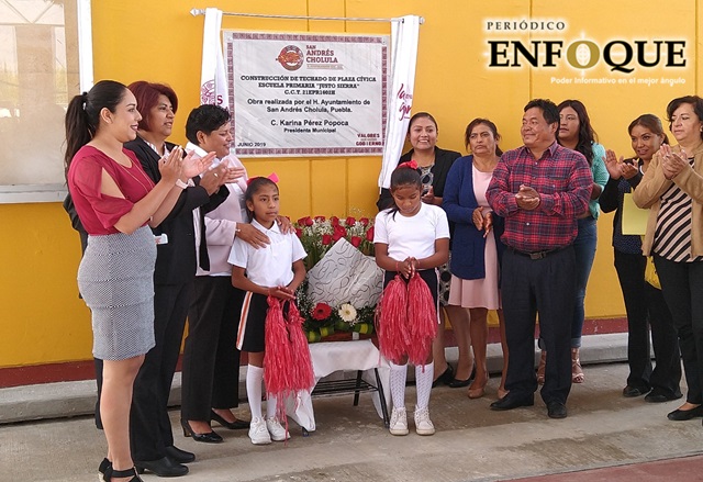 Entrega Karina Pérez domo de escuela Justo Sierra de Cacalotepec 