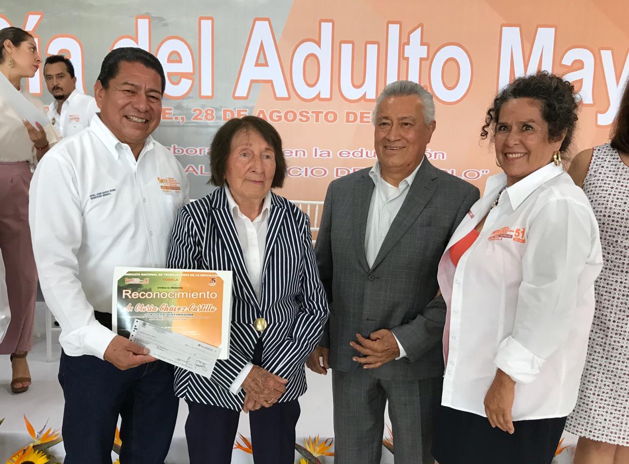 SNTE 51 reconocen a docentes de la tercera edad