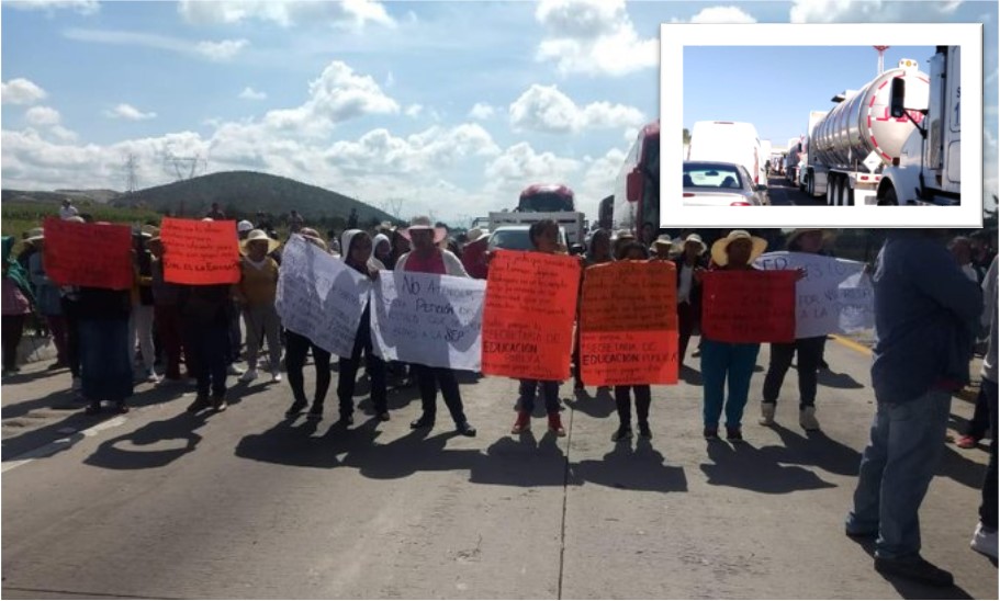 Con bloqueo en autopista, pobladores exigen maestros en Tepeaca