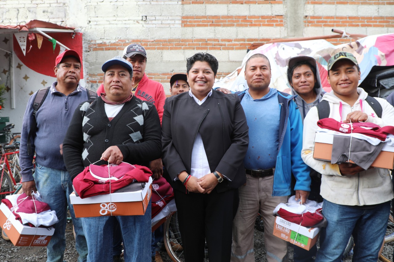 Karina Pérez Popoca entrega uniformes a elementos de la secretaría de servicios públicos