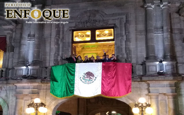 Junto al gobernador del estado, Claudia Rivera celebra su primer grito de independencia