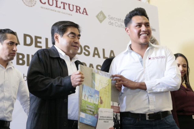 Encabeza Barbosa Huerta inicio de entrega de libros a la Red Estatal de Bibliotecas Públicas