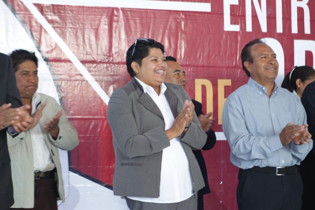 Karina Pérez Popoca entrega domo en el Bachillerato Guillermo Haro de Santa María Tonantzintla