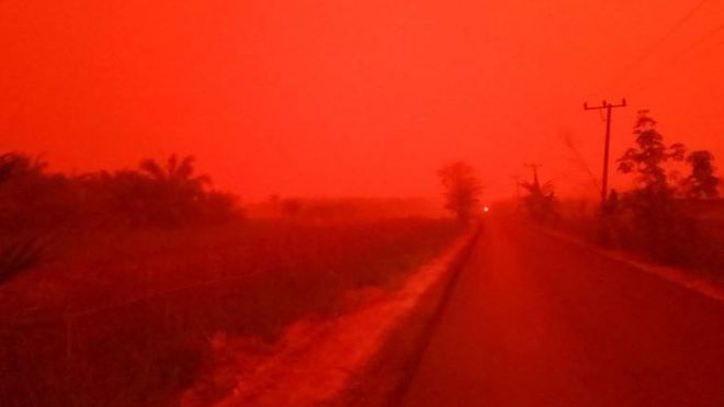 "Esto no es Marte": las espectaculares imágenes en Indonesia que muestran el cielo teñido de rojo
