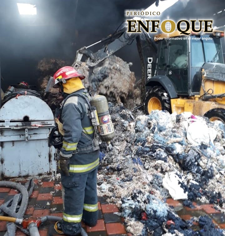 En Amozoc se quema taller de sillones